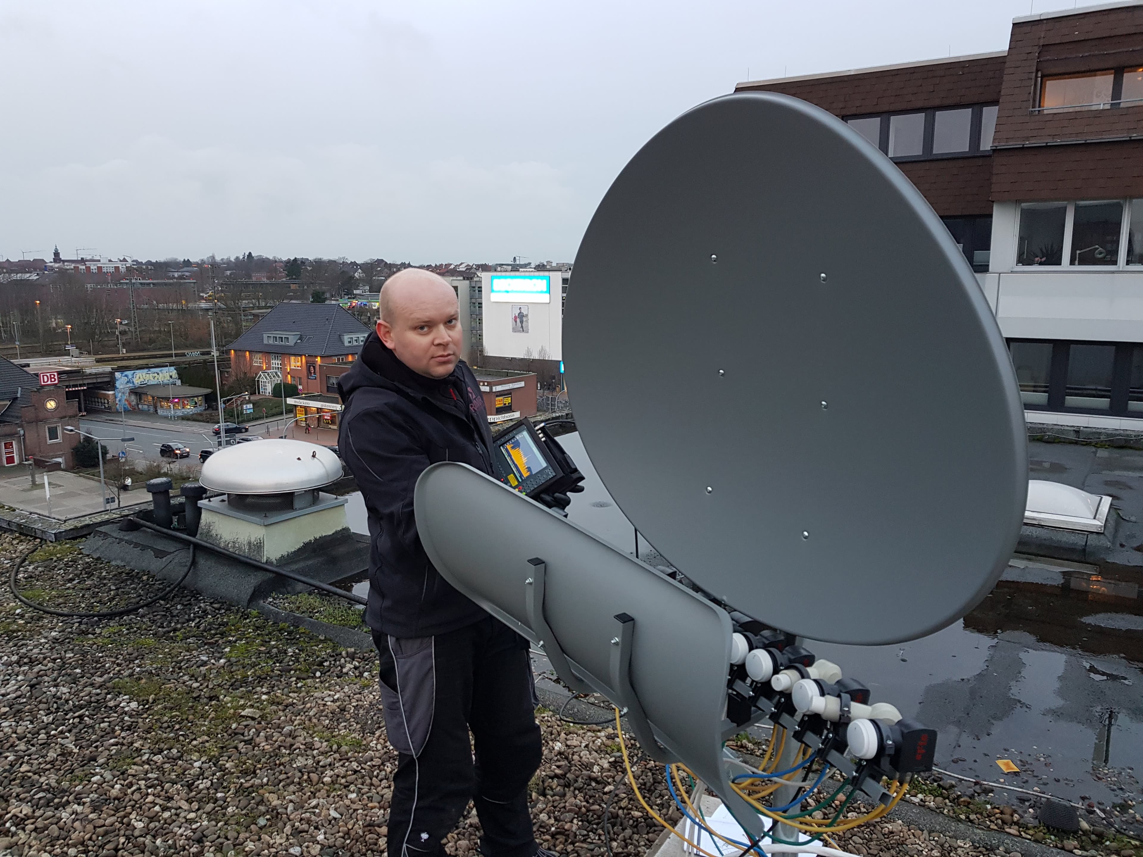 Techniker bei der Antennenmontage