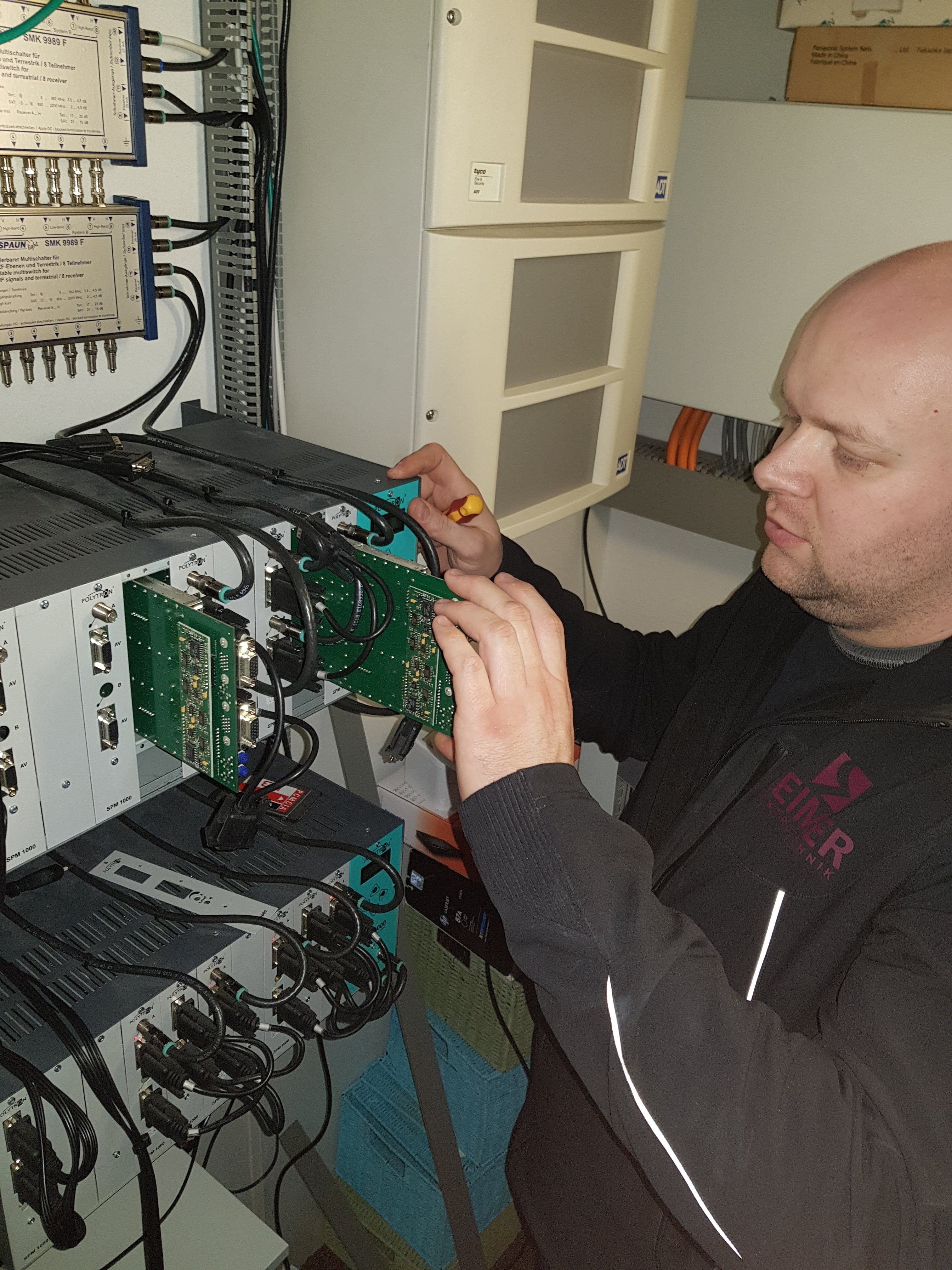 Techniker bei der Elektronik-Reparatur